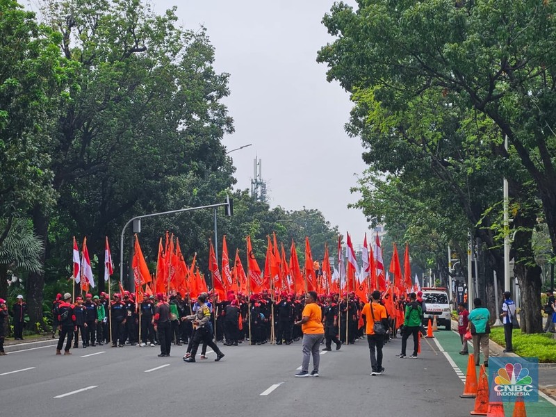 Demo buruh akan berlangsung di Jakarta, Senin (1/5/2023), guna memperingati hari buruh atau Mei Day. (CNBC Indonesia/Emir Yanwardhana) Demo buruh akan berlangsung di Jakarta, Senin (1/5/2023), guna memperingati hari buruh atau Mei Day. (CNBC Indonesia/Emir Yanwardhana)