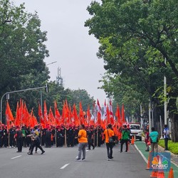 Buruh Tolak Upah Murah, Begini Kebijakan UMP Ganjar vs Anies