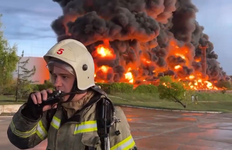 Depot bahan bakar di Sevastopol, Crimea, wilayah yang dikuasai Rusia terbakar di tengah pertempuran sengit antara pasukan Rusia dan Ukraina, Sabtu (29/4). (Sevastopol Governor Mikhail Razvozhaev telegram channel via AP) Depot bahan bakar di Sevastopol, Crimea, wilayah yang dikuasai Rusia terbakar di tengah pertempuran sengit antara pasukan Rusia dan Ukraina, Sabtu (29/4). (Sevastopol Governor Mikhail Razvozhaev telegram channel via AP)