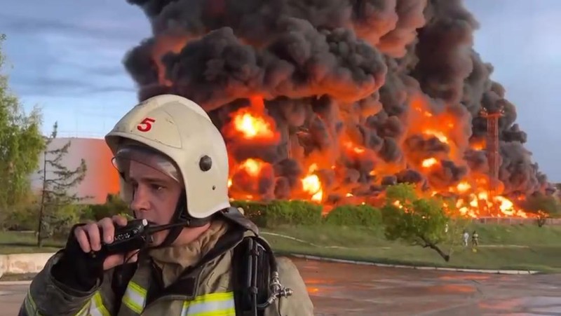 Depot bahan bakar di Sevastopol, Crimea, wilayah yang dikuasai Rusia terbakar di tengah pertempuran sengit antara pasukan Rusia dan Ukraina, Sabtu (29/4). (Sevastopol Governor Mikhail Razvozhaev telegram channel via AP)