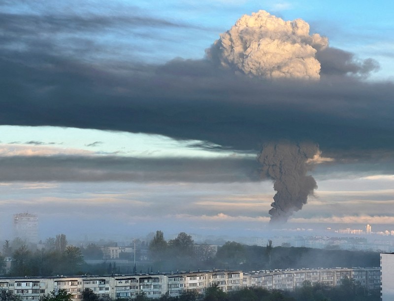 Depot bahan bakar di Sevastopol, Crimea, wilayah yang dikuasai Rusia terbakar di tengah pertempuran sengit antara pasukan Rusia dan Ukraina, Sabtu (29/4). (Sevastopol Governor Mikhail Razvozhaev telegram channel via AP)