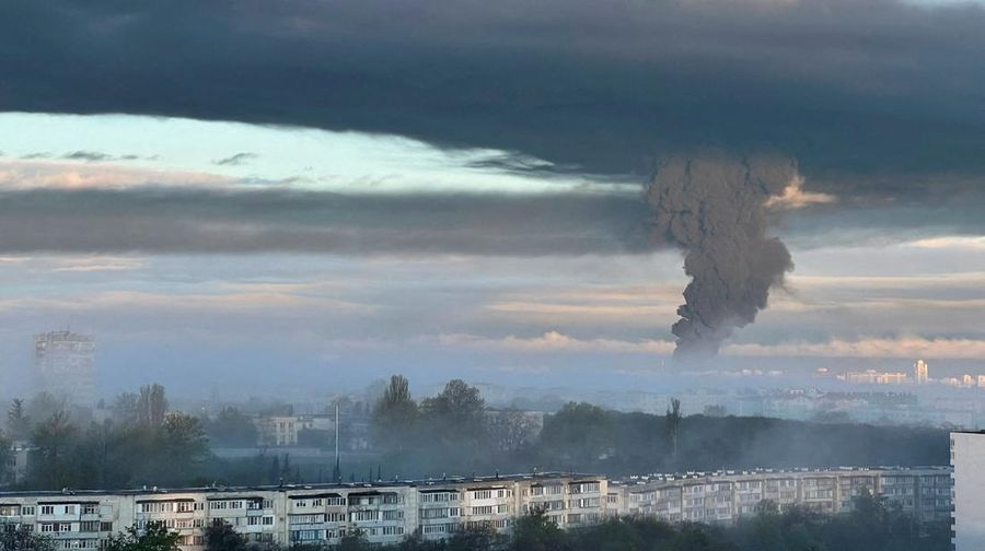 Depot bahan bakar di Sevastopol, Crimea, wilayah yang dikuasai Rusia terbakar di tengah pertempuran sengit antara pasukan Rusia dan Ukraina, Sabtu (29/4). (Sevastopol Governor Mikhail Razvozhaev telegram channel via AP)