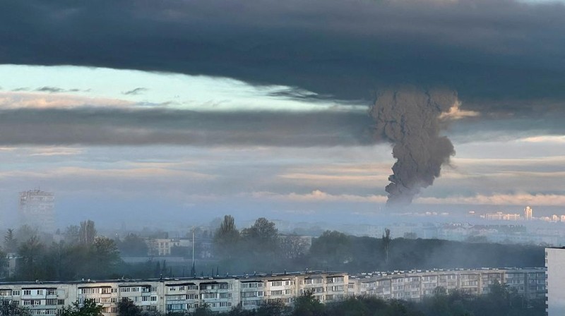 Depot bahan bakar di Sevastopol, Crimea, wilayah yang dikuasai Rusia terbakar di tengah pertempuran sengit antara pasukan Rusia dan Ukraina, Sabtu (29/4). (Sevastopol Governor Mikhail Razvozhaev telegram channel via AP)