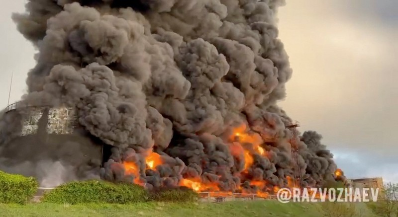 Depot bahan bakar di Sevastopol, Crimea, wilayah yang dikuasai Rusia terbakar di tengah pertempuran sengit antara pasukan Rusia dan Ukraina, Sabtu (29/4). (Sevastopol Governor Mikhail Razvozhaev telegram channel via AP) Depot bahan bakar di Sevastopol, Crimea, wilayah yang dikuasai Rusia terbakar di tengah pertempuran sengit antara pasukan Rusia dan Ukraina, Sabtu (29/4). (Sevastopol Governor Mikhail Razvozhaev telegram channel via AP)