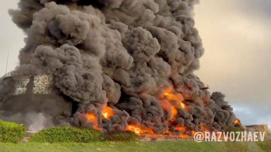 Depot bahan bakar di Sevastopol, Crimea, wilayah yang dikuasai Rusia terbakar di tengah pertempuran sengit antara pasukan Rusia dan Ukraina, Sabtu (29/4). (Sevastopol Governor Mikhail Razvozhaev telegram channel via AP)