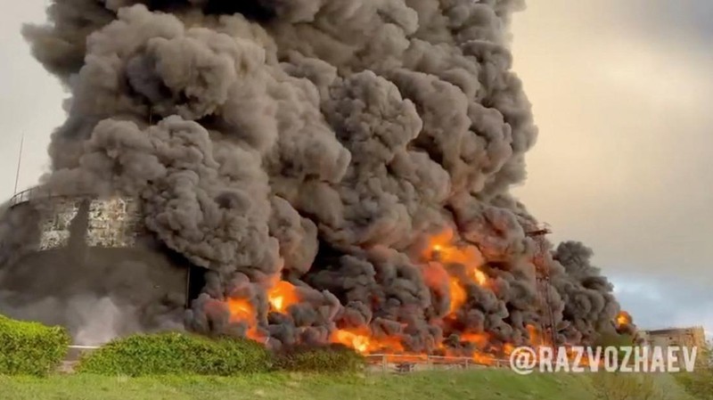 Depot bahan bakar di Sevastopol, Crimea, wilayah yang dikuasai Rusia terbakar di tengah pertempuran sengit antara pasukan Rusia dan Ukraina, Sabtu (29/4). (Sevastopol Governor Mikhail Razvozhaev telegram channel via AP)