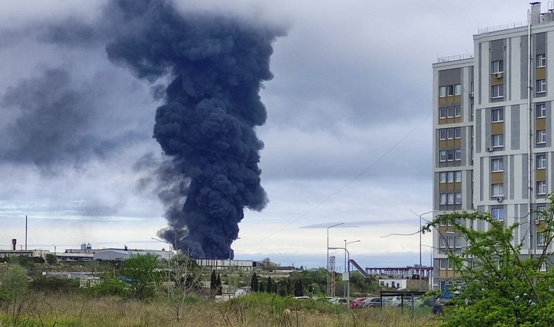Depot bahan bakar di Sevastopol, Crimea, wilayah yang dikuasai Rusia terbakar di tengah pertempuran sengit antara pasukan Rusia dan Ukraina, Sabtu (29/4). (Sevastopol Governor Mikhail Razvozhaev telegram channel via AP) Depot bahan bakar di Sevastopol, Crimea, wilayah yang dikuasai Rusia terbakar di tengah pertempuran sengit antara pasukan Rusia dan Ukraina, Sabtu (29/4). (Sevastopol Governor Mikhail Razvozhaev telegram channel via AP)