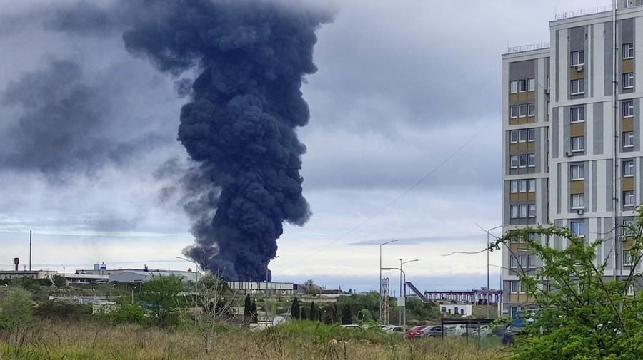 Depot bahan bakar di Sevastopol, Crimea, wilayah yang dikuasai Rusia terbakar di tengah pertempuran sengit antara pasukan Rusia dan Ukraina, Sabtu (29/4). (Sevastopol Governor Mikhail Razvozhaev telegram channel via AP)