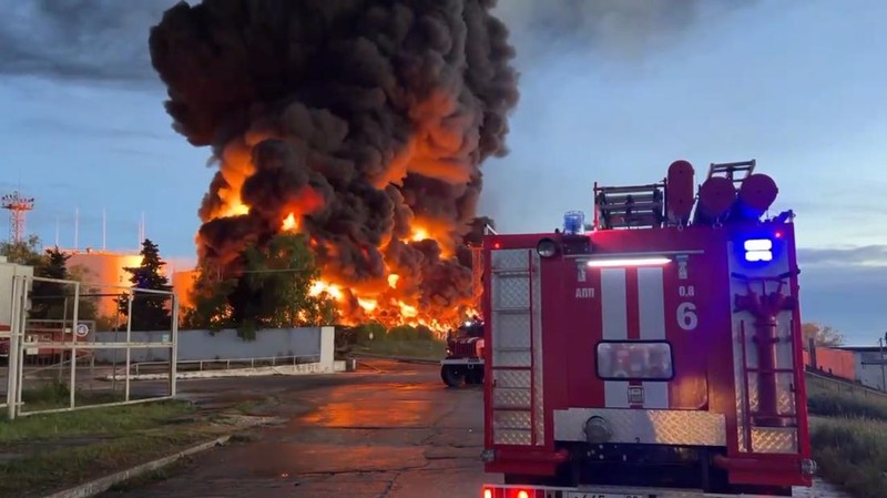 Depot bahan bakar di Sevastopol, Crimea, wilayah yang dikuasai Rusia terbakar di tengah pertempuran sengit antara pasukan Rusia dan Ukraina, Sabtu (29/4). (Sevastopol Governor Mikhail Razvozhaev telegram channel via AP)