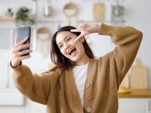 Viral Tren Forever Young yang Diikuti Para Artis, Bandingkan Foto Dulu & Kini