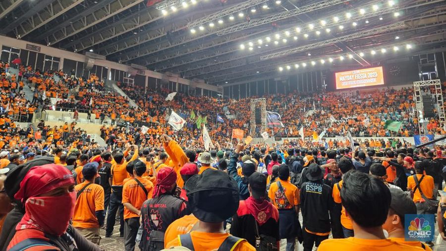 Massa buruh hari ini melanjutkan kegiatan May Day atau Hari Buruh Internasional 2023 di Istora Senayan, Jakarta. (CNBC Indonesia/Thea Fathanah Arbar)