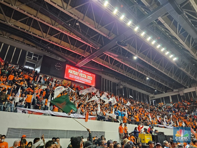 Massa buruh hari ini melanjutkan kegiatan May Day atau Hari Buruh Internasional 2023 di Istora Senayan, Jakarta. (CNBC Indonesia/Thea Fathanah Arbar) Massa buruh hari ini melanjutkan kegiatan May Day atau Hari Buruh Internasional 2023 di Istora Senayan, Jakarta. (CNBC Indonesia/Thea Fathanah Arbar)