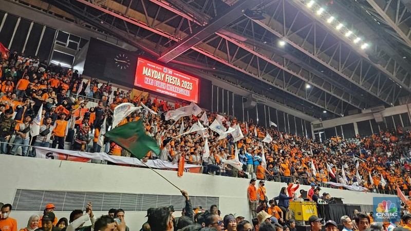 Massa buruh hari ini melanjutkan kegiatan May Day atau Hari Buruh Internasional 2023 di Istora Senayan, Jakarta. (CNBC Indonesia/Thea Fathanah Arbar)