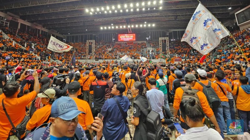 Massa buruh hari ini melanjutkan kegiatan May Day atau Hari Buruh Internasional 2023 di Istora Senayan, Jakarta. (CNBC Indonesia/Thea Fathanah Arbar)