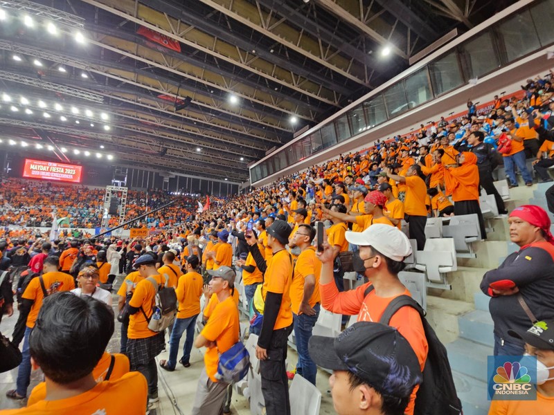 Massa buruh hari ini melanjutkan kegiatan May Day atau Hari Buruh Internasional 2023 di Istora Senayan, Jakarta. (CNBC Indonesia/Thea Fathanah Arbar) Massa buruh hari ini melanjutkan kegiatan May Day atau Hari Buruh Internasional 2023 di Istora Senayan, Jakarta. (CNBC Indonesia/Thea Fathanah Arbar)