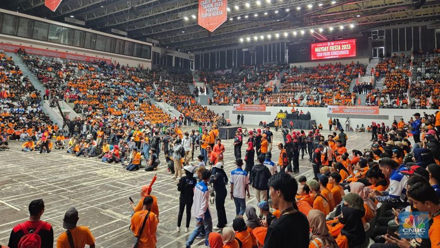 Buruh melanjutkan kegiatan May Day 2023 di Istora Senayan, Jakarta.