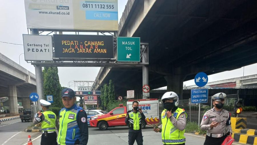 Polisi menutup sejumlah jalan saat May Day 2023.