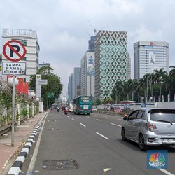 Buruh Mulai Bergeser Ke Istora Senayan, Jalanan Ini Lengang