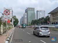 Buruh Mulai Bergeser Ke Istora Senayan, Jalanan Ini Lengang
