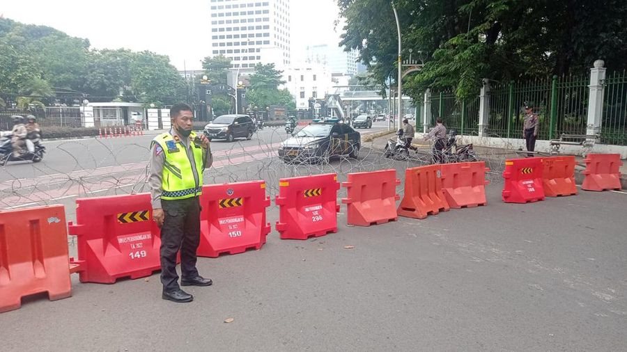 Polisi menutup sejumlah jalan saat May Day 2023.