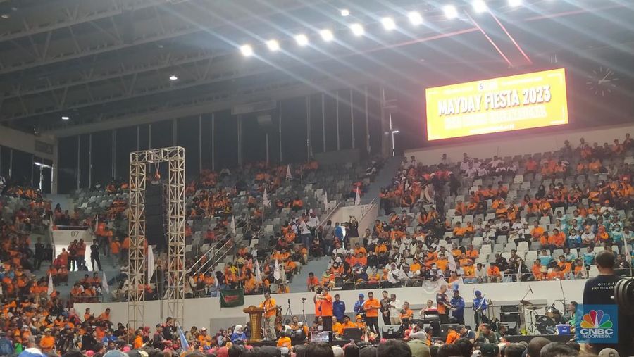 Buruh melanjutkan aksi Hari Buruh Internasional di Istora Senayan, Jakarta.