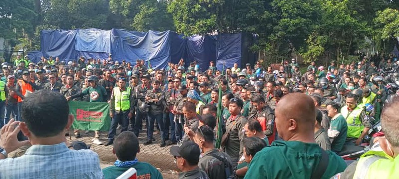 Aksi Hari Buruh di Banda Aceh. (AFP via Getty Images/CHAIDEER MAHYUDDIN)