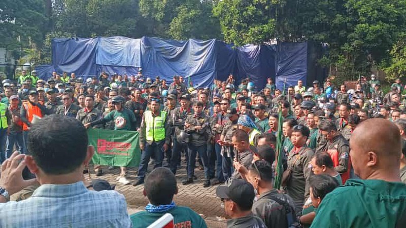 Aksi Hari Buruh di Banda Aceh. (AFP via Getty Images/CHAIDEER MAHYUDDIN)