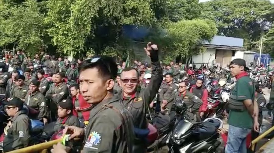 Aksi Hari Buruh di Banda Aceh. (AFP via Getty Images/CHAIDEER MAHYUDDIN)