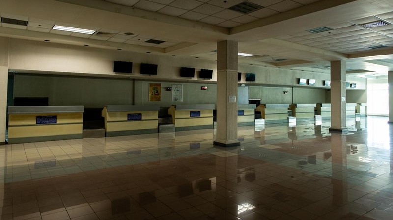 Pemadaman listrik yang tidak dapat dijelaskan di Terminal 3 bandara Manila pada Senin (1/5/2023) menyebabkan sekitar 40 penerbangan domestik Cebu Pacific dibatalkan. (Bloomberg via Getty Images)