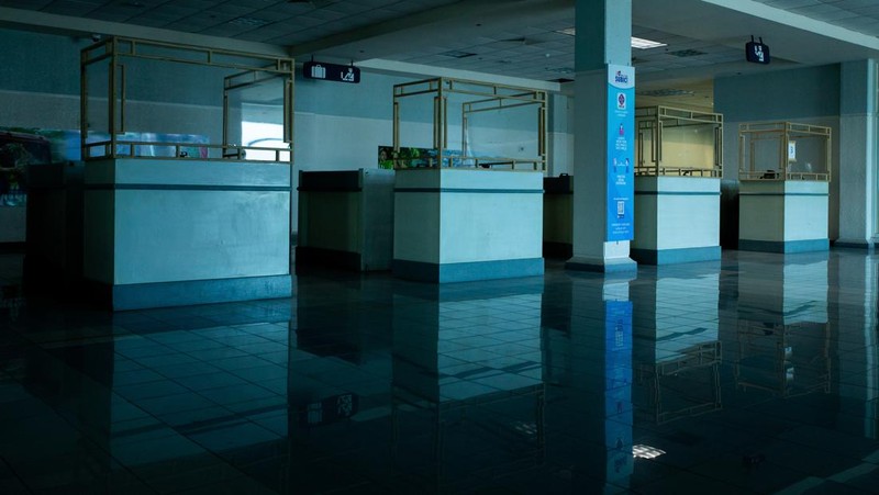 Pemadaman listrik yang tidak dapat dijelaskan di Terminal 3 bandara Manila pada Senin (1/5/2023) menyebabkan sekitar 40 penerbangan domestik Cebu Pacific dibatalkan. (Bloomberg via Getty Images)