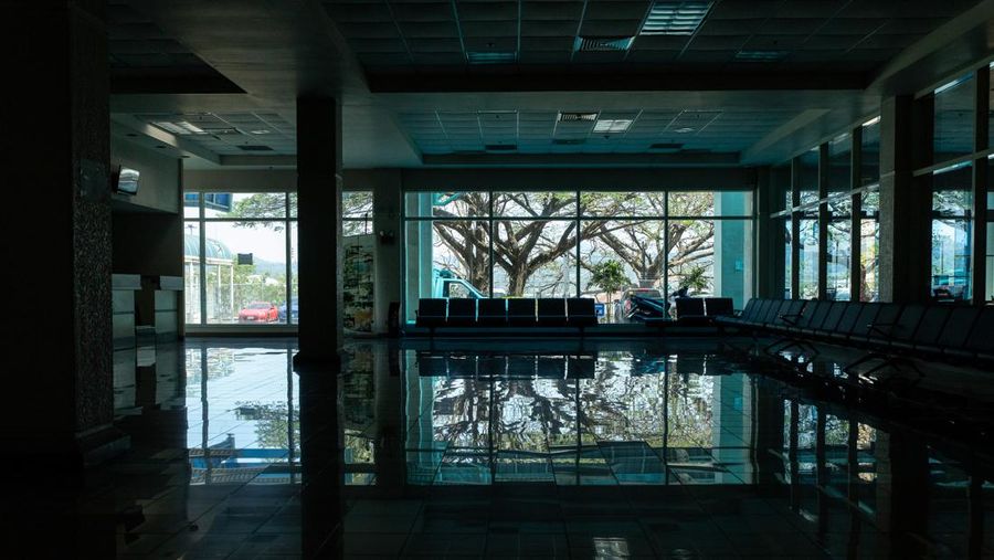 Pemadaman listrik yang tidak dapat dijelaskan di Terminal 3 bandara Manila pada Senin (1/5/2023) menyebabkan sekitar 40 penerbangan domestik Cebu Pacific dibatalkan. (Bloomberg via Getty Images)