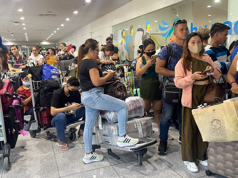 Pemadaman listrik yang tidak dapat dijelaskan di Terminal 3 bandara Manila pada Senin (1/5/2023) menyebabkan sekitar 40 penerbangan domestik Cebu Pacific dibatalkan. (Bloomberg via Getty Images)