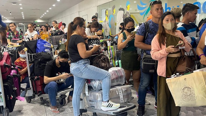 Pemadaman listrik yang tidak dapat dijelaskan di Terminal 3 bandara Manila pada Senin (1/5/2023) menyebabkan sekitar 40 penerbangan domestik Cebu Pacific dibatalkan. (Bloomberg via Getty Images)