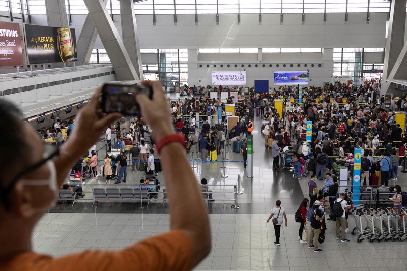 Pemadaman listrik yang tidak dapat dijelaskan di Terminal 3 bandara Manila pada Senin (1/5/2023) menyebabkan sekitar 40 penerbangan domestik Cebu Pacific dibatalkan. (Bloomberg via Getty Images) Pemadaman listrik yang tidak dapat dijelaskan di Terminal 3 bandara Manila pada Senin (1/5/2023) menyebabkan sekitar 40 penerbangan domestik Cebu Pacific dibatalkan. (Bloomberg via Getty Images)