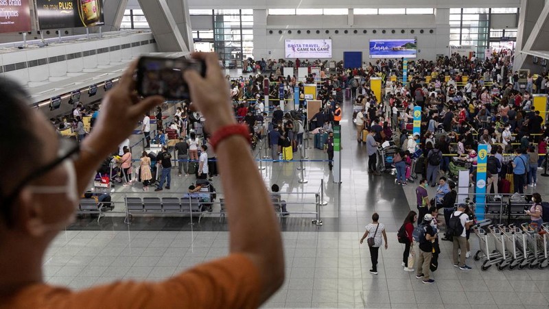 Pemadaman listrik yang tidak dapat dijelaskan di Terminal 3 bandara Manila pada Senin (1/5/2023) menyebabkan sekitar 40 penerbangan domestik Cebu Pacific dibatalkan. (Bloomberg via Getty Images)