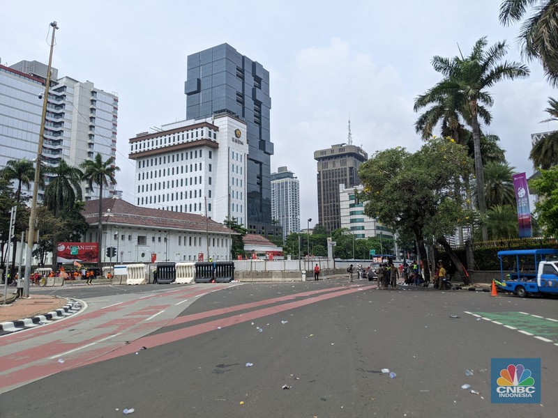 Suasana lengang setelah May Day berlangsung di Patung Kuda, Jakarta, Seni (1/5/2023). (CNBC Indonesia/Emir Yanwardhana) Suasana lengang setelah May Day berlangsung di Patung Kuda, Jakarta, Seni (1/5/2023). (CNBC Indonesia/Emir Yanwardhana)