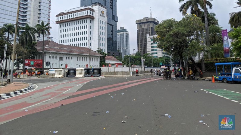 Suasana lengang setelah May Day berlangsung di Patung Kuda, Jakarta, Seni (1/5/2023). (CNBC Indonesia/Emir Yanwardhana)