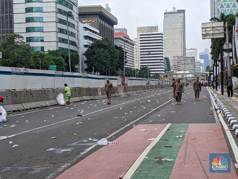 Suasana lengang setelah May Day berlangsung di Patung Kuda, Jakarta, Seni (1/5/2023). (CNBC Indonesia/Emir Yanwardhana) Suasana lengang setelah May Day berlangsung di Patung Kuda, Jakarta, Seni (1/5/2023). (CNBC Indonesia/Emir Yanwardhana)
