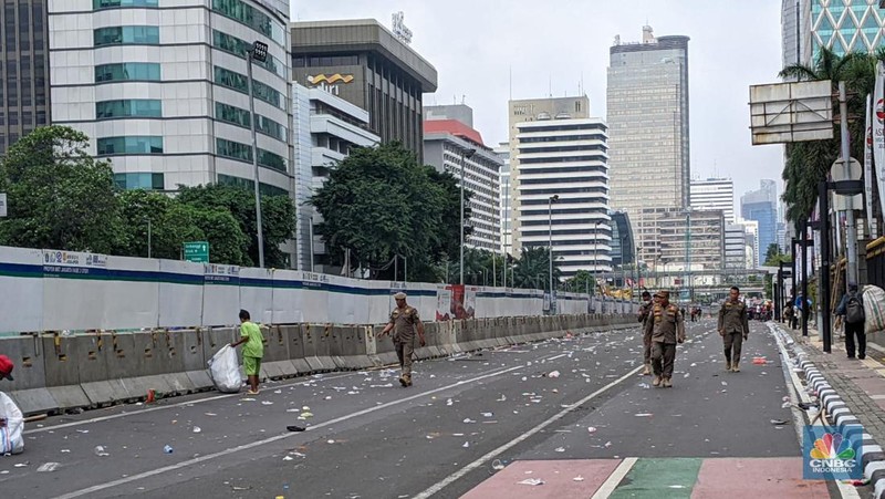 Suasana lengang setelah May Day berlangsung di Patung Kuda, Jakarta, Seni (1/5/2023). (CNBC Indonesia/Emir Yanwardhana)