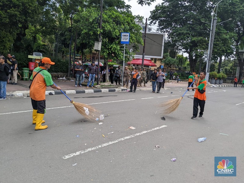 Suasana lengang setelah May Day berlangsung di Patung Kuda, Jakarta, Seni (1/5/2023). (CNBC Indonesia/Emir Yanwardhana) Suasana lengang setelah May Day berlangsung di Patung Kuda, Jakarta, Seni (1/5/2023). (CNBC Indonesia/Emir Yanwardhana)