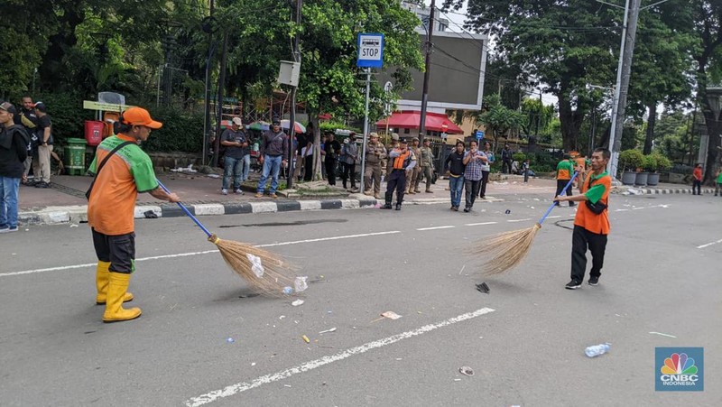 Suasana lengang setelah May Day berlangsung di Patung Kuda, Jakarta, Seni (1/5/2023). (CNBC Indonesia/Emir Yanwardhana)
