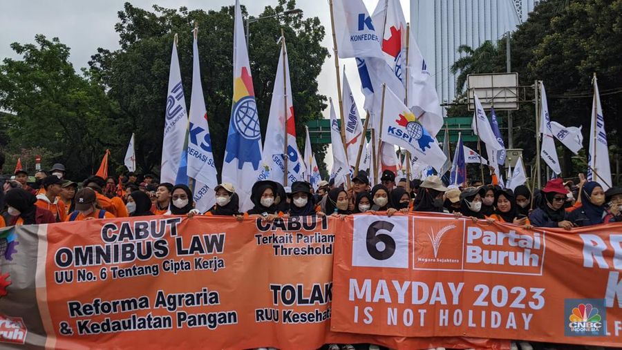 Massa buruh hari ini melanjutkan kegiatan May Day atau Hari Buruh Internasional 2023 di Istora Senayan, Jakarta. (CNBC Indonesia/Thea Fathanah Arbar)