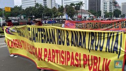 Video: Ribuan Buruh Tumpah Ruah di Istora Senayan