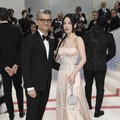 Song Hye Kyo Gandeng Pria Tampan di Met Gala, Siapa Dia?