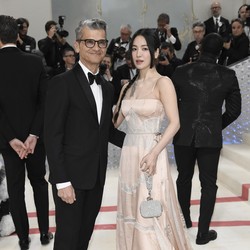 Song Hye Kyo Gandeng Pria Tampan di Met Gala, Siapa Dia?