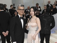 Song Hye Kyo Gandeng Pria Tampan di Met Gala, Siapa Dia?