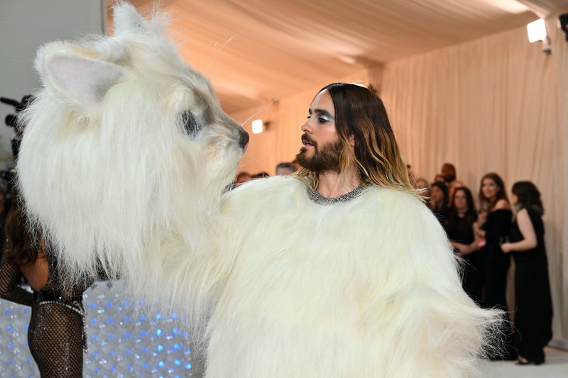 Aktor AS Jared Leto tiba untuk Met Gala 2023 di Metropolitan Museum of Art pada 1 Mei 2023, di New York. Aktor AS Jared Leto tiba untuk Met Gala 2023 di Metropolitan Museum of Art pada 1 Mei 2023, di New York. - Gala mengumpulkan uang untuk Institut Kostum Museum Seni Metropolitan. Tema Gala 2023 adalah