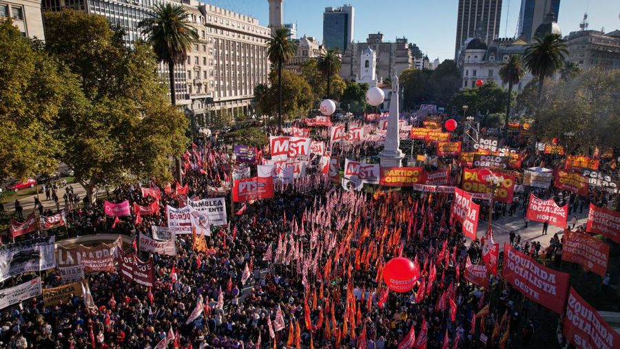 Anggota serikat berpartisipasi dalam pawai selama perayaan May Day, di Buenos Aires, Argentina 1 Mei 2023. (REUTERS/Mariana Nedelcu)