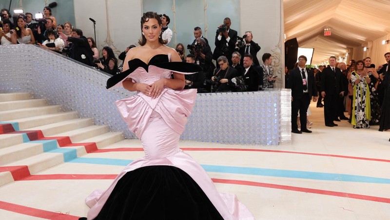 Wes Gordon dan Adut Akech berpose di Met Gala, gala penggalangan dana tahunan yang diadakan untuk kepentingan Metropolitan Museum of Art's Costume Institute dengan tema tahun ini 