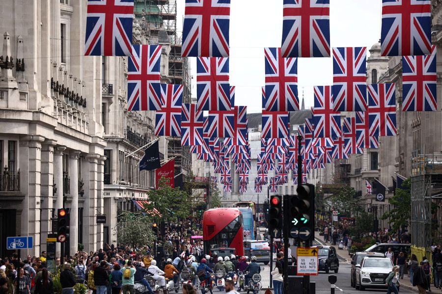 Bendera Union Jack digantung di sepanjang Regent Street, menjelang Penobatan Raja Charles dan Camilla, Permaisuri di London, Inggris, 30 April 2023.